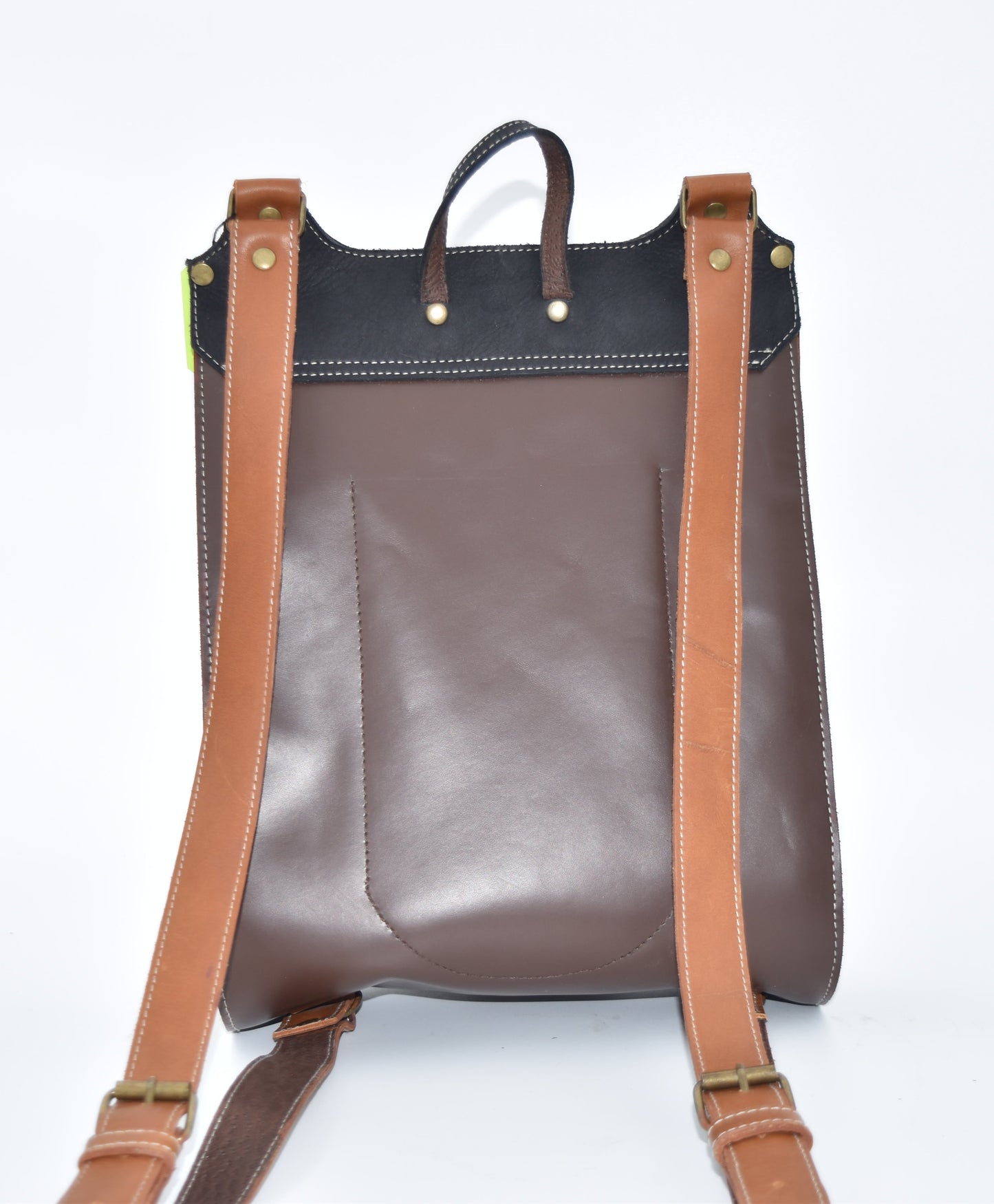 MOCHILA DE CUERO LISO CON HEBILLA COMBINADO