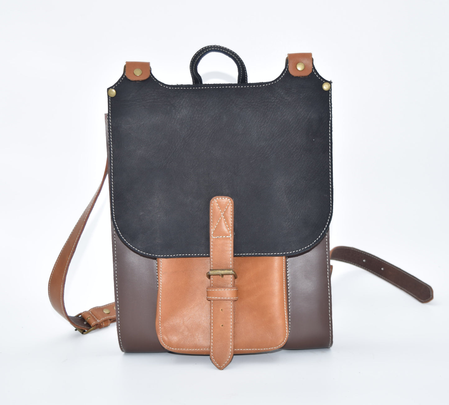 MOCHILA DE CUERO LISO CON HEBILLA  COMBINADO