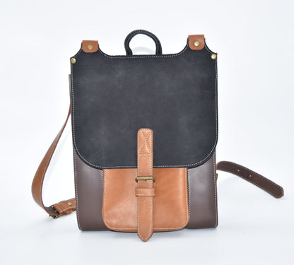 MOCHILA DE CUERO LISO CON HEBILLA  COMBINADO