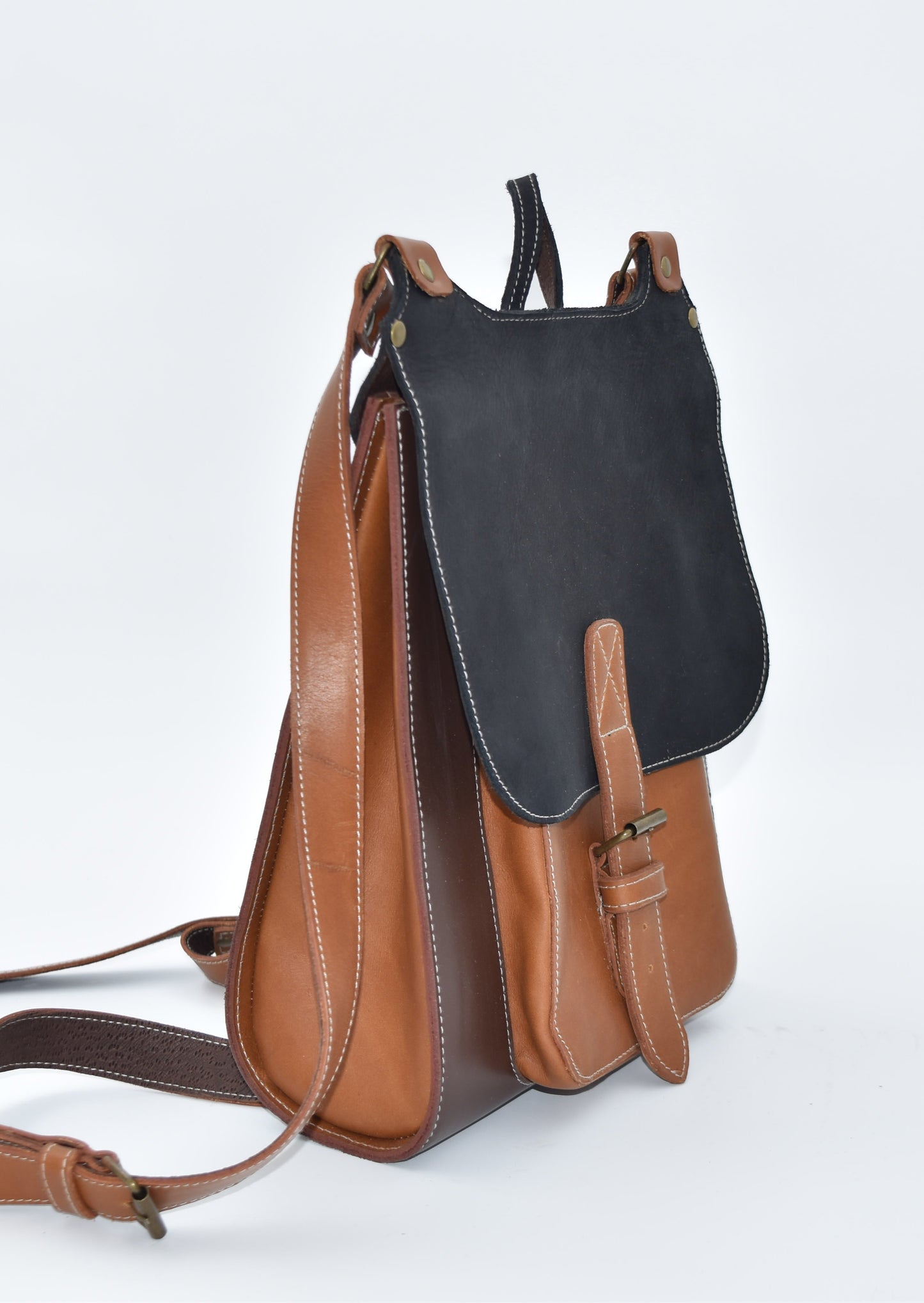 MOCHILA DE CUERO LISO CON HEBILLA  COMBINADO