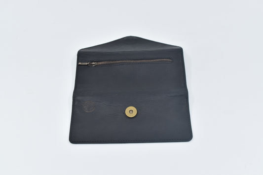 BILLETERA RECTANGULAR DE CUERO NEGRO